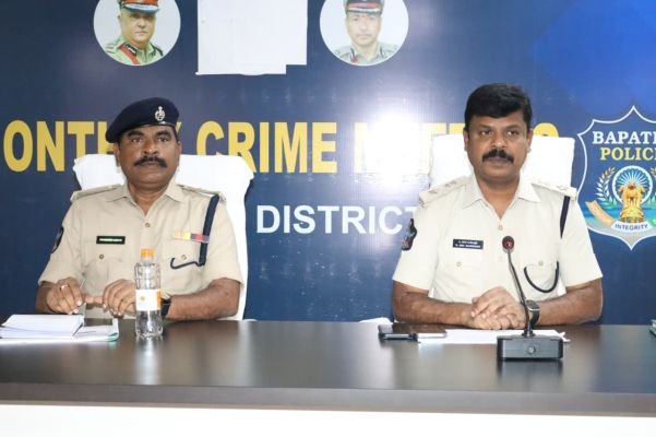 జడ్పీటీసీ, ఎంపీటీసీ ఎన్నికల భద్రతపై బాపట్ల సబ్ డివిజన్ పోలీస్ అధికారులతో సమీక్షా సమావేశం నిర్వహించిన జిల్లా ఎస్పీ  బి.ఉమామహేశ్వర్