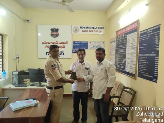 *నిజాయితీ చాటుకున్న విద్యుత్ ఆర్టిజన్ ఉద్యోగి ప్రశాంత్*  *పోగొట్టుకున్న సెల్‌ఫోన్‌ను పోలీసుల సమక్షంలో బాధితుడికి అప్పగింత*