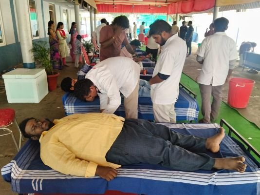 పోలీసుల రక్తదాన శిబిరంలో ఉత్సాహంగా పాల్గొన్న యువత