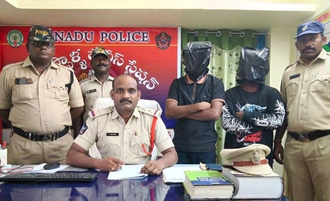 ద్విచక్ర వాహనాల చోరీలకు పాల్పడుతున్న ఇద్దరు వ్యక్తులు