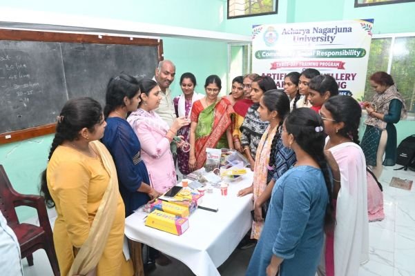  కొనసాగుతున్న కృత్రిమ గాజుల తయారీ శిక్షణ.