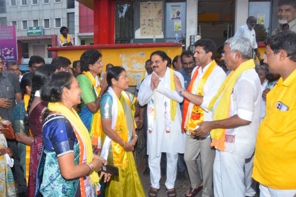  కౌన్సిలర్ గాఏకగ్రీవంగా ఎన్నికైన రజనిను అభినందించిన పెమ్మసాని