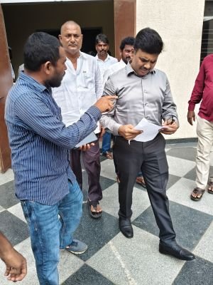 పక్కదారి పట్టిస్తున్న డీలర్‌పై చర్యలు తీసుకోవాలి  రేషన్ డీలర్‌ను శాశ్వతంగా తొలగించాలని జిల్లా కలెక్టర్‌కు ధీరావత్ శ్రీనునాయక్