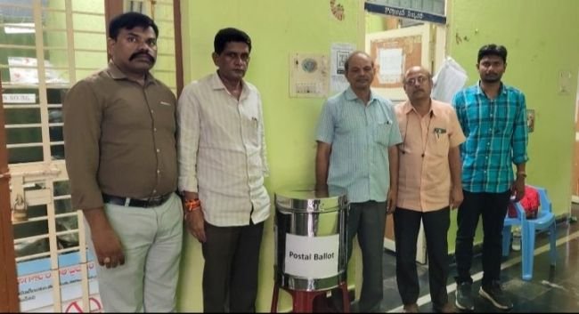 మండల పరిషత్ కార్యాలయంలో పోస్టల్ బ్యాలెట్ కు ఏర్పాటు.  ఆర్వో, ఆర్ వి వి సుబ్బారావు