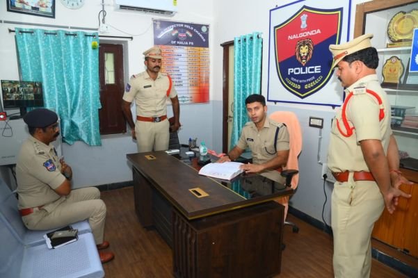 హాలియా పోలీస్ స్టేషన్‌ను ఆకస్మికంగా తనిఖీ చేసిన జిల్లా ఎస్పీ శరత్ చంద్ర పవార్, ఐపీఎస్..
