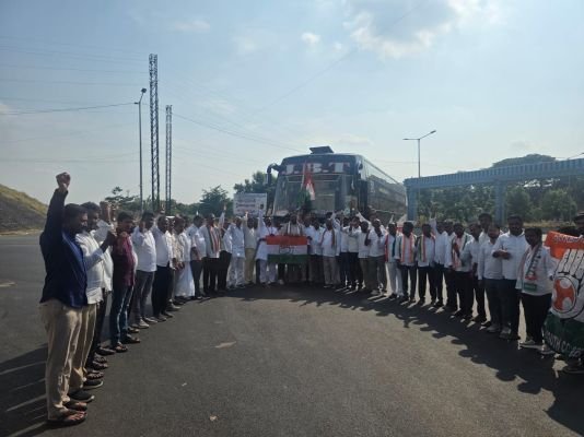 చలో ఢిల్లీకి కాంగ్రెస్ నేతలు  బస్సుకు జెండా ఊపి ప్రారంభించిన శ్రీహరిరావు