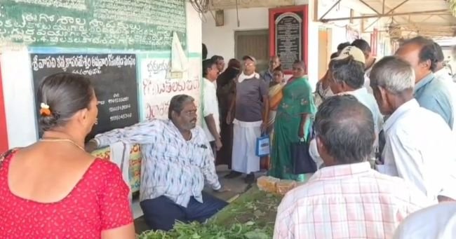 బియ్యం కోసం ప్రజల అవస్థలు 