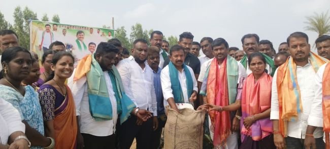 గిట్టుబాటు ధర కల్పించేందుకే... -ధాన్యం కొనుగోలు కేంద్రాల ఏర్పాటు -ఎమ్మెల్యే కవ్వంపల్లి