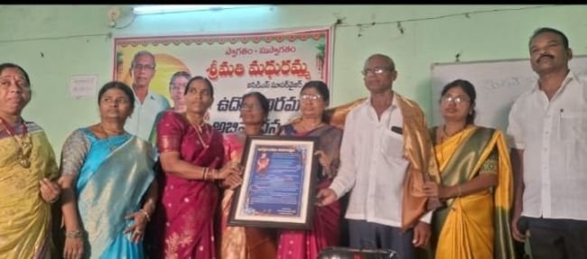 అర్నాబ్ తుఫాన్ సహాయక చర్యల్లో మోత్కూరు విద్యుత్  ఉద్యోగులు
