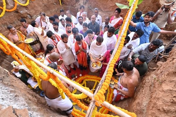 యాదాద్రి స్వాగత తోరణ నిర్మాణానికి పూజా కార్యక్రమంలో -ఎమ్మెల్యే కుంభం