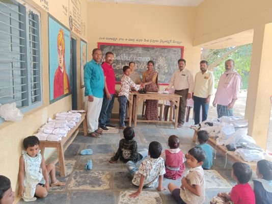 సేవ గుణం. చాటుకున్న ఉపాధ్యాయుడు.  తన జీతం డబ్బులతో ముప్పై వేల రూపాయలు పిల్లలకు వైట్ డ్రస్ లు.