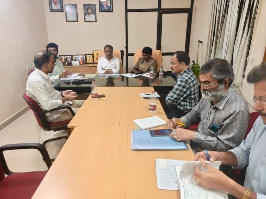 నర్సాపురంలోని తుపాను ప్రభావిత ప్రాంతాల్లో పర్యటించిన మంత్రి గొట్టిపాటి