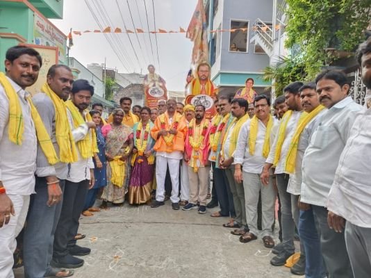 ఉయ్యూరులో 30, 32 వార్డుల్లో రాజేంద్రప్రసాద్ ప్రచారం