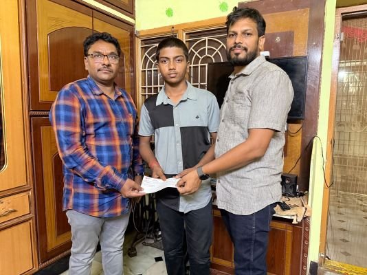అన్ని దానాల్లోకెల్లా విద్యాదానమే గొప్పది..తండ్రిని కోల్పోయిన విద్యార్థి చదువుకు రూ.25 వేల ఆర్థిక సాయం