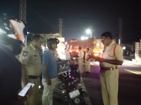 వాహనదారులు ట్రాఫిక్ నిబంధనలు తప్పక పాటించాలి