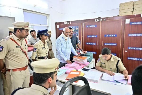 వెంకటాపురం పిఎస్ ను తనిఖీ చేసిన ఎస్పీ