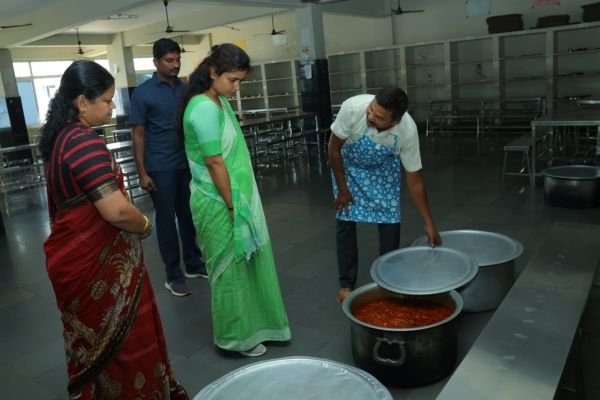 విద్యార్థులకు నాణ్యమైన భోజనం అందించాలి