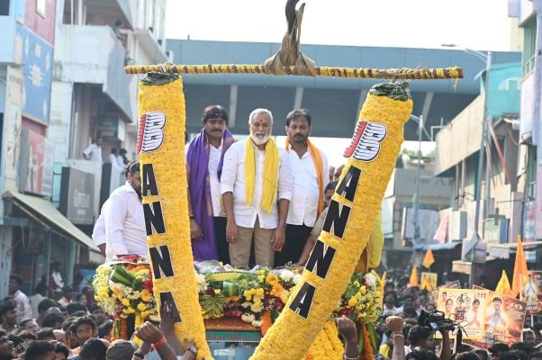 ప్రచార ఘట్టం..జన ప్రభంజనం... -వైసీపీకి బుద్ధి చెప్పి..కూటమికి పట్టం కట్టండి  -హోరెత్తించిన జేబీ ప్రచార ర్యాలీ  -జనసంద్రంగా మారిన కొర్లగుంట జంక్షన్  -వేల సంఖ్యలో కదం తొక్కిన కూటమి నేతల   -ముగిసిన కూటమి ప్రచార పర్వం 