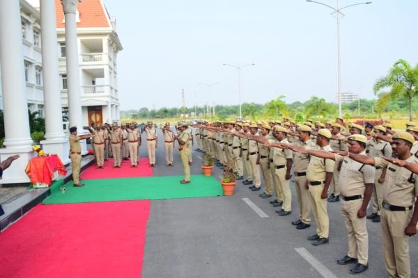 సర్దార్ వల్లభాయ్ పటేల్ చిత్రపటానికి పూలమాలలు వేసి నివాళులర్పించిన జిల్లా ఎస్పీ మహేష్ బి. గితే.