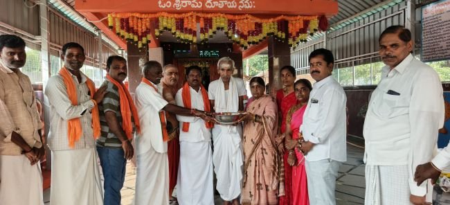 భక్తి భావంతో ఆంజనేయ స్వామి ఆలయానికి వెండి ఆభరణాల వితరణ....
