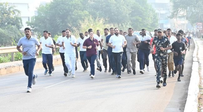 జాతీయ ఐక్యతా దినోత్సవం సందర్భంగా వికారాబాద్‌లో ఘనంగా 2కే రన్.. పాల్గొన్న కలెక్టర్ దీపక్ తివారి, ఎస్పీ స్నేహ మెహ్రా