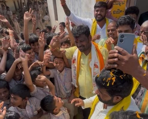 చిన్నారులతో శ్రీరామ్ చినబాబు సందడి