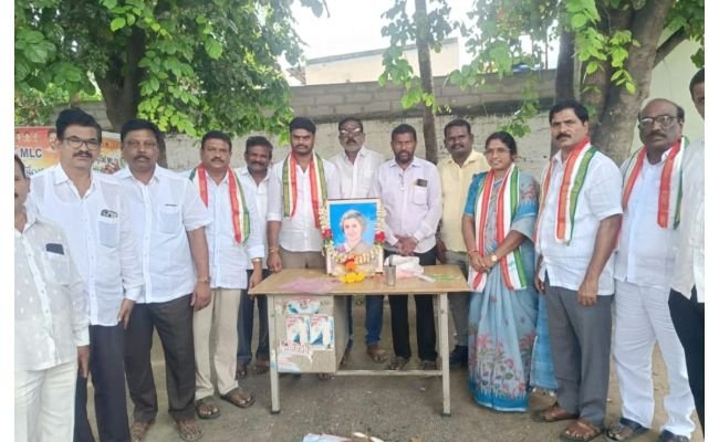 *మధిరలో భారత తొలి మహిళ ప్రధాని ఇందిరా గాంధీకి ఘననివాళ్లి*   మధిర, సూర్య మేజర్ న్యూస్. 
