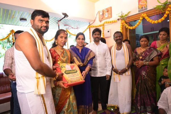 వివాహ కార్యక్రమంలో పాల్గొన్నడాక్టర్ గొట్టిపాటి లక్ష్మీ - లలిత్ సాగర్ దంపతులు.