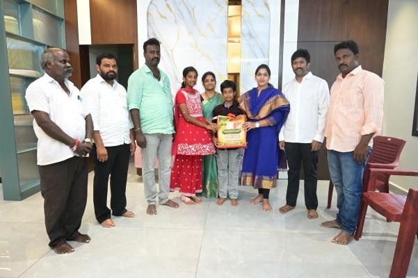 గృహప్రవేశ కార్యక్రమంలో పాల్గొన్న టీడీపీ ఇన్‌ఛార్జ్ డాక్టర్ గొట్టిపాటి లక్ష్మీ - లలిత్ సాగర్ దంపతులు.