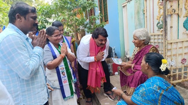 వైసీపీ అభ్యర్థులను  గెలిపించాలని మాజీ ఎమ్మెల్యే బియ్యపు, ఎమ్మెల్సీ సిపాయి ప్రచారం.