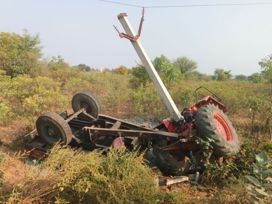 నాగర్ కర్నూల్ జిల్లా కేంద్రంలో ట్రాక్టర్ బోల్తా ఇద్దరికీ తీవ్ర గాయాలు