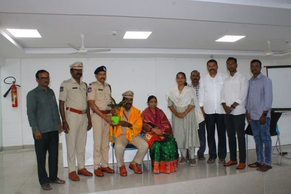 పదవి విరమణ పొందిన అమ్రాబాద్ ఎస్సై హన్మంత్ రెడ్డికి ఘనంగా సన్మానం చేసిన- నాగర్ కర్నూలు జిల్లా  అదనపు ఎస్పీ ఎన్. వెంకటేశ్వర్లు.