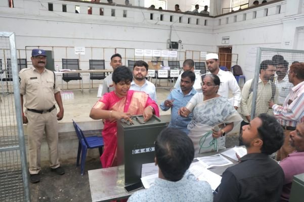 పోలింగ్ విధులపై అధికారులు పూర్తి అవగాహన కలిగి ఉండాలి ఎన్నికల సిబ్బందికి దిశానిర్దేశం చేసిన జిల్లా కలెక్టర్ విజయకృష్ణన్
