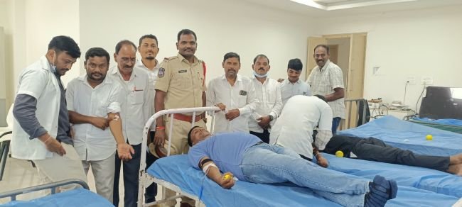 పోలీసులఅమర వీరుల దినోత్సవము,,, పోలీసులకుసంఘీ భావంగారక్తదానం.....