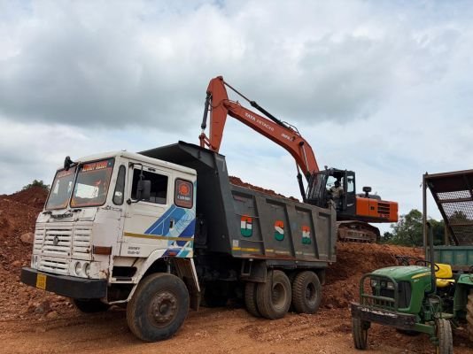 పట్టా, ప్రభుత్వ భూముల్లో యథేచ్ఛగా మట్టి రైతు మట్టిని నమ్ముకుంటే.. నాయకులు మట్టిని అమ్ముకుంటున్నారా? తవ్వకాలు! 
