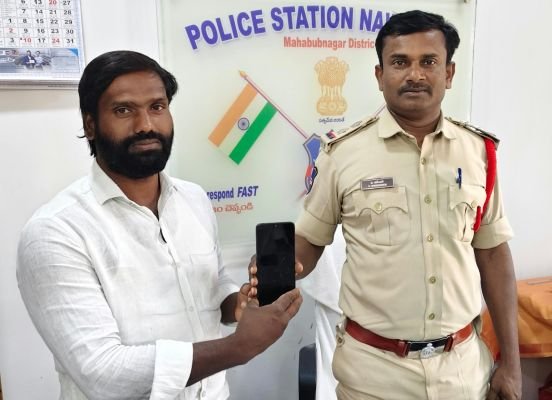 పోగొట్టుకున్న ఫోన్‌ను బాధితుడికి అప్పగింత