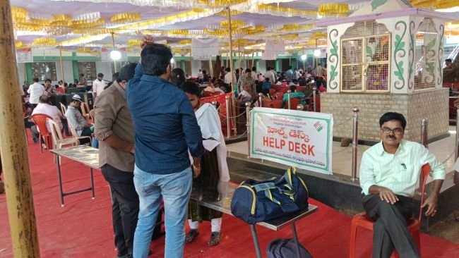 పోలింగ్ కేంద్రాలకు చేరుకునేందుకు సిద్ధమైన అధికారులు.