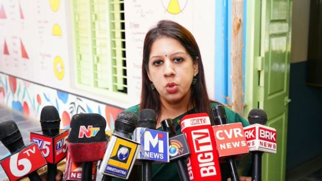 ఓటర్లు స్వేచ్ఛగా, నిర్భయంగా ఓటు హక్కు వినియోగించుకోవాలి  జిల్లా కలెక్టర్ కృతిక శుక్ల