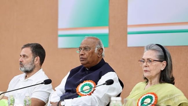 ఖర్గే నివాసంలో ప్రజా అభిశంసన.. సీఈసీ జ్ఞానేష్ కుమార్‌పై ‘ఇండియా’ కూటమి నిరసన