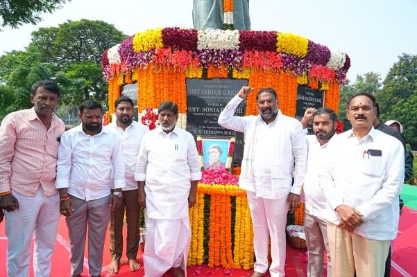 ఇందిరా గాంధీకి భట్టి, వాకిటి నివాళులు
