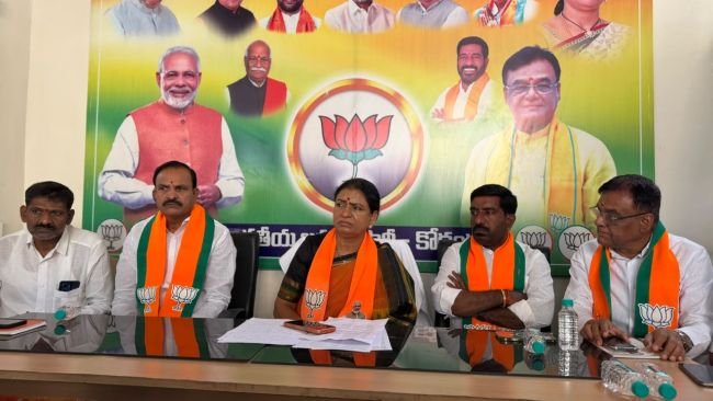 భూములు అమ్మి రాష్ట్రాన్ని నడుపుతామనడం సీఎం చేతకానితనం          -- ఢిల్లీకి మూటలు పంపడం ఆపితే రాష్ట్ర అభివృద్ధికి నిధులు సరిపోతాయి                -- సీఎం రేవంత్ రెడ్డి పై మహబూబ్ నగర్ ఎంపీ డీకే అరుణ విమర్శలు