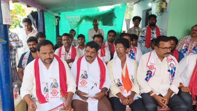 ### పార్టీలో ఉంటూ పార్టీకి ద్రోహం చేస్తున్న వారిని బర్తరఫ్ చేయాలి  జనసేన మండల అధ్యక్షుడు అడపా నాగరాజుపై పార్టీ నాయకుల తీవ్ర ఆరోపణలు  బొర్రంపాలెం సమావేశంలో పార్టీ అధిష్టానం చర్యలు తీసుకోవాలని డిమాండ్