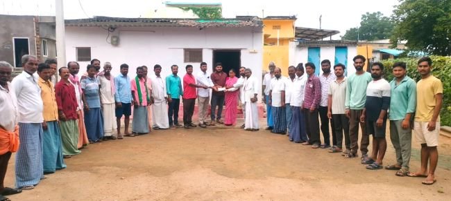 లక్ష ఆర్థిక సహాయం చేసి మానవత్వం చాటుకున్న  చలమల్ల కృష్ణారెడ్డి