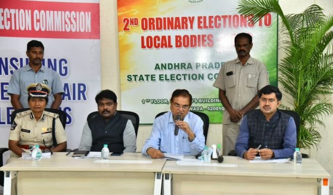 సీసీటీవీ, వెబ్‌కాస్టింగ్, పోలీస్ బందోబస్తుతో పటిష్ట భద్రతా ఏర్పాట్లు    రాష్ట్ర ఎన్నికల కమిషనర్ అనిల్ చంద్ర పునేఠా 