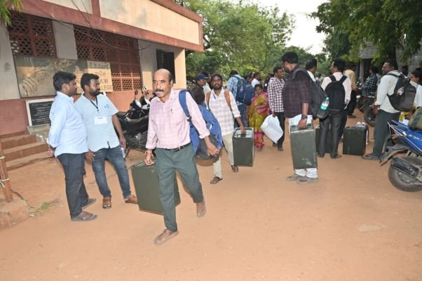 పోలింగ్‌కు సర్వం సిద్ధం.. కేంద్రాలకు చేరుకుంటున్న ఎన్నికల సిబ్బంది!