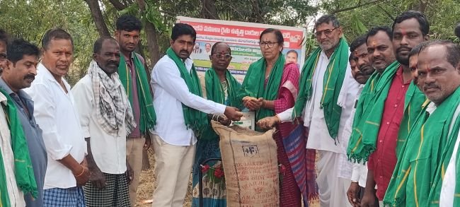 దళారులను నమ్మి మోసపోవద్దు: సర్పంచ్ సుంకె ప్రసాద్