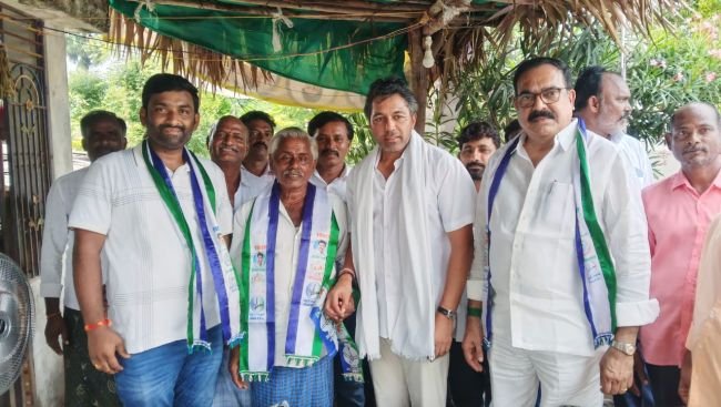 కరటంపాడులో వైసీపీ నేతల ప్రచారం 