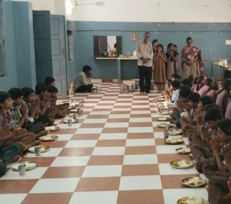 అనాథాశ్రమంలో చిన్నారి మొదటి పుట్టినరోజు.. అన్నదానంతో వేడుకలు