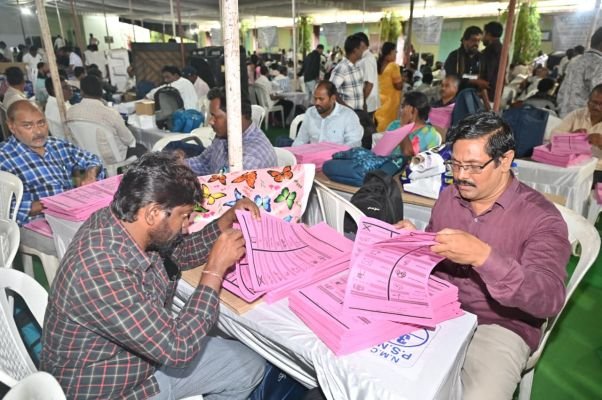 పోలింగ్ డిస్ట్రిబ్యూషన్ కేంద్రాన్ని తనిఖీ చేసిన జాయింట్ కలెక్టర్