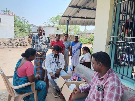 గ్రామాల్లోని ప్రజలకు  హోమియోవైద్యముపై  అవగాహన  కల్పిస్తున్న హోమియో వైద్యులు కరుణాకర్